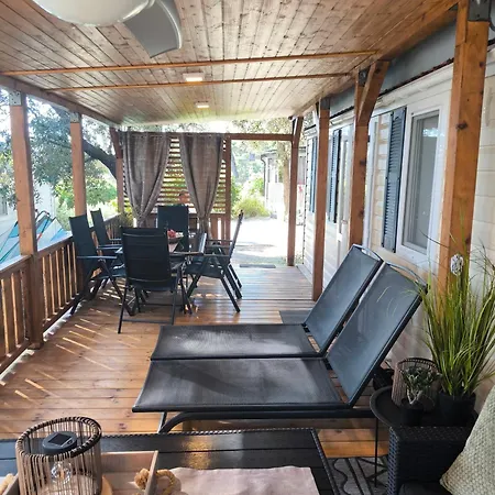Mobile Borna, مكان تخييم *